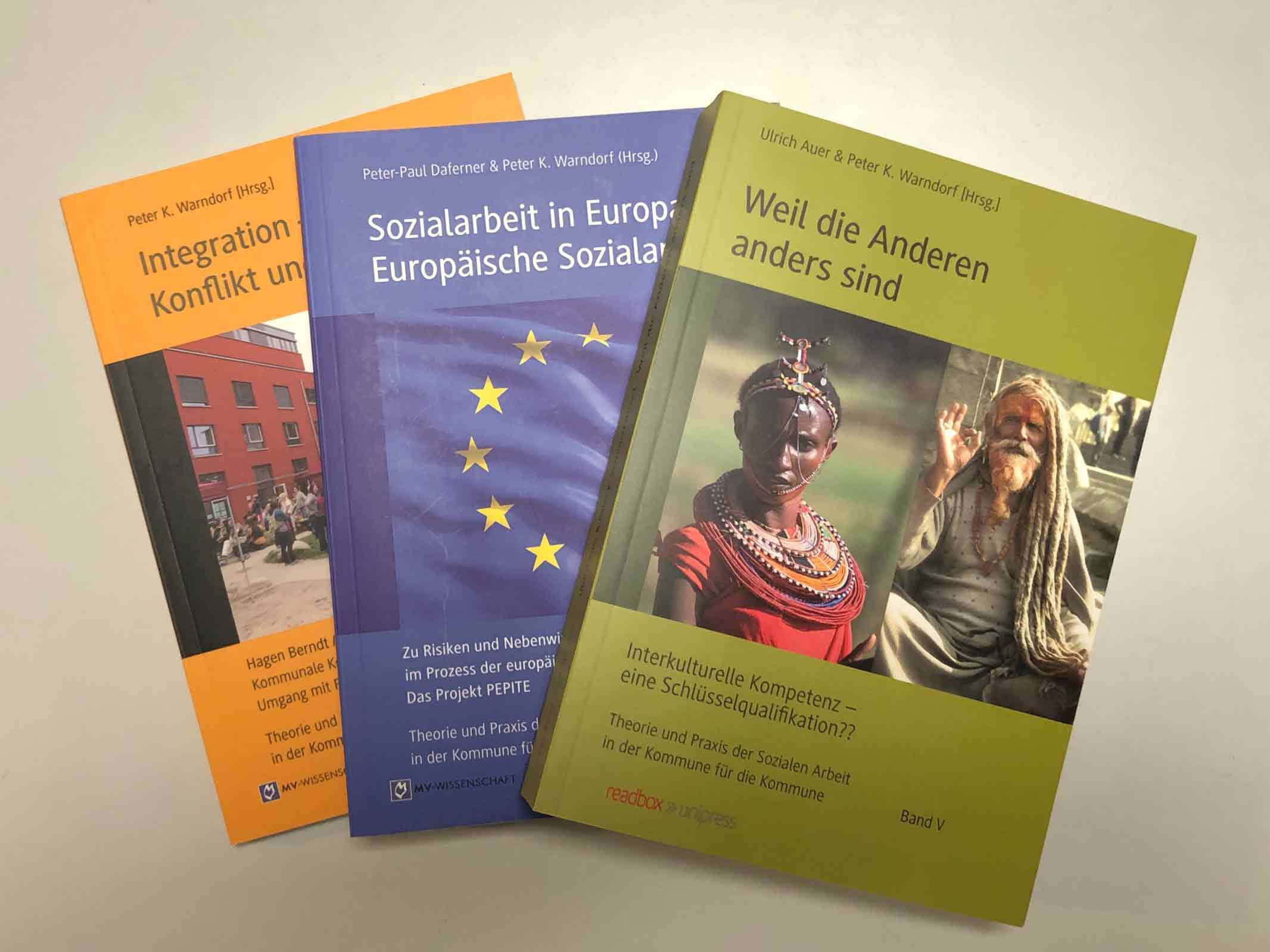 3 Buchtitel in orange, blau und grün. 