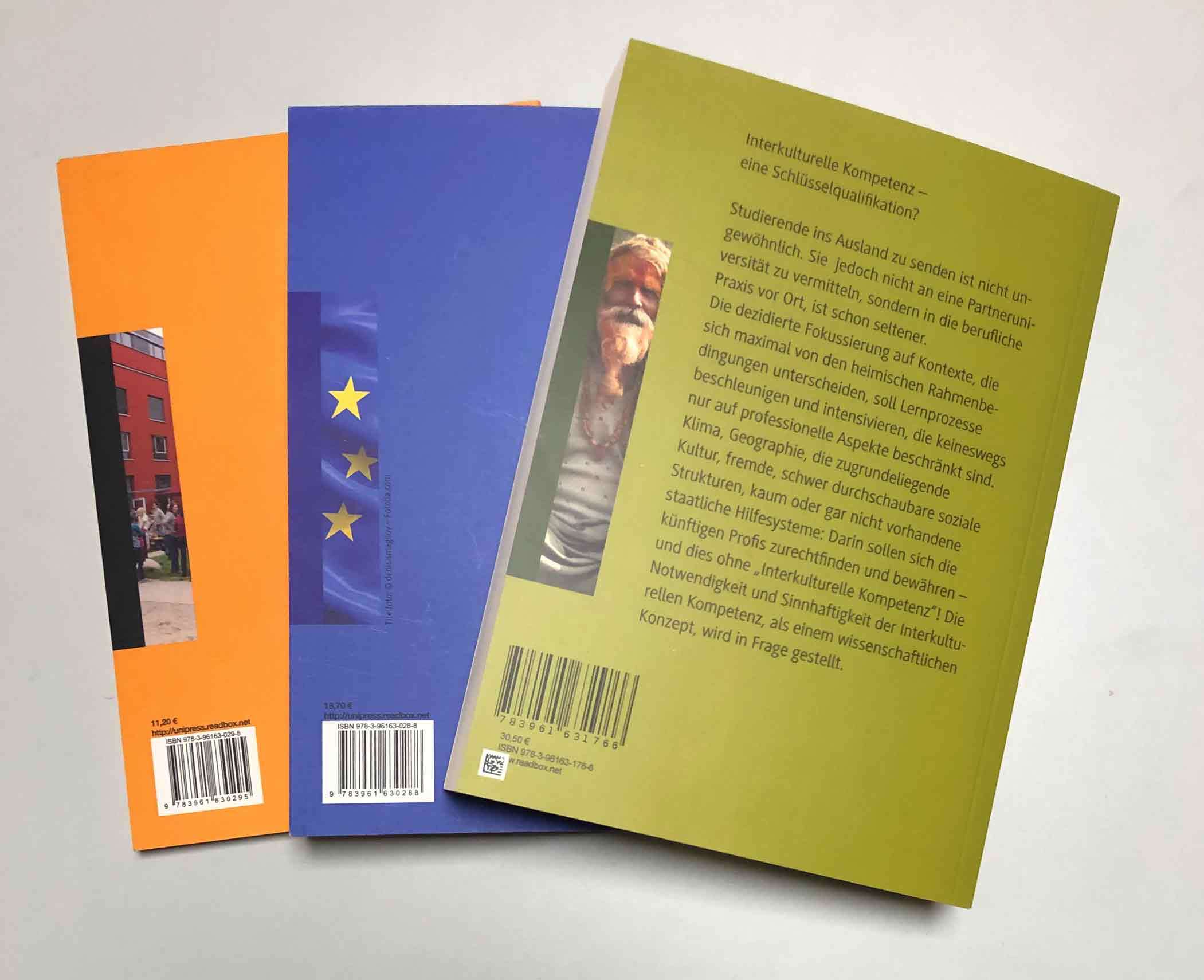 3 Rückseiten der Bucher. 